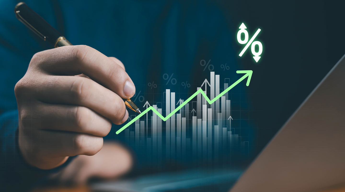 Conseiller fiduciaire suisse analysant des documents de création d'entreprise avec calculatrice et dossiers administratifs